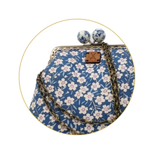 Φόρτωση εικόνας στο εργαλείο προβολής Συλλογής, Μπλε floral Τσαντάκι με λευκή πέρλα
